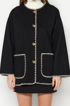 Abrigo con detalles bordados