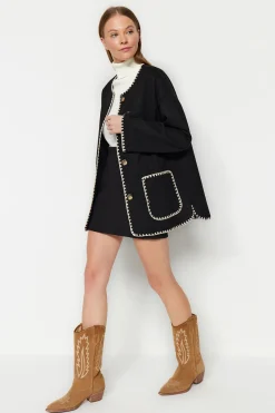 Abrigo con detalles bordados