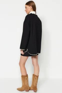 Abrigo con detalles bordados