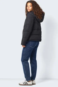 Abrigo corto acolchado