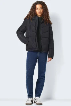 Abrigo corto acolchado