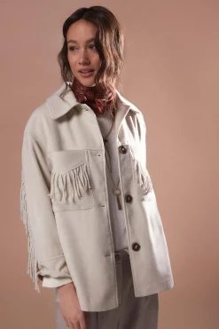 Abrigo corto con flecos