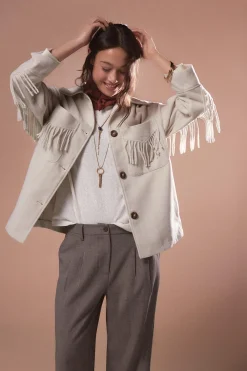 Abrigo corto con flecos