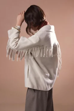 Abrigo corto con flecos