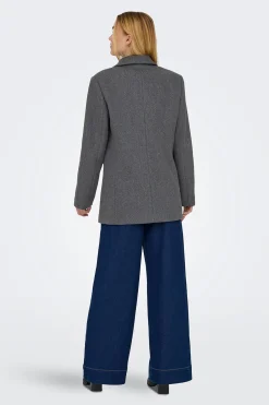 Abrigo corto tipo blazer