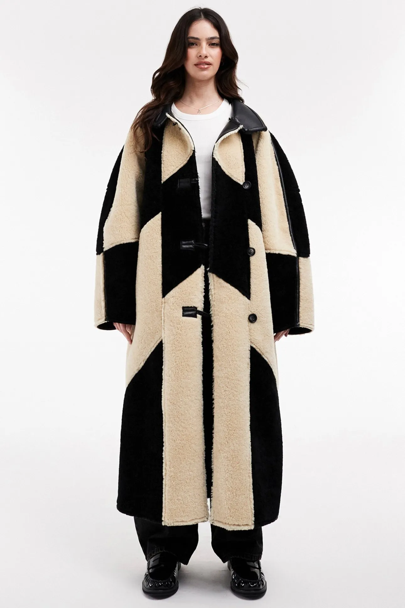 Abrigo largo bicolor combinado.
