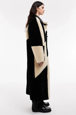 Abrigo largo bicolor combinado.