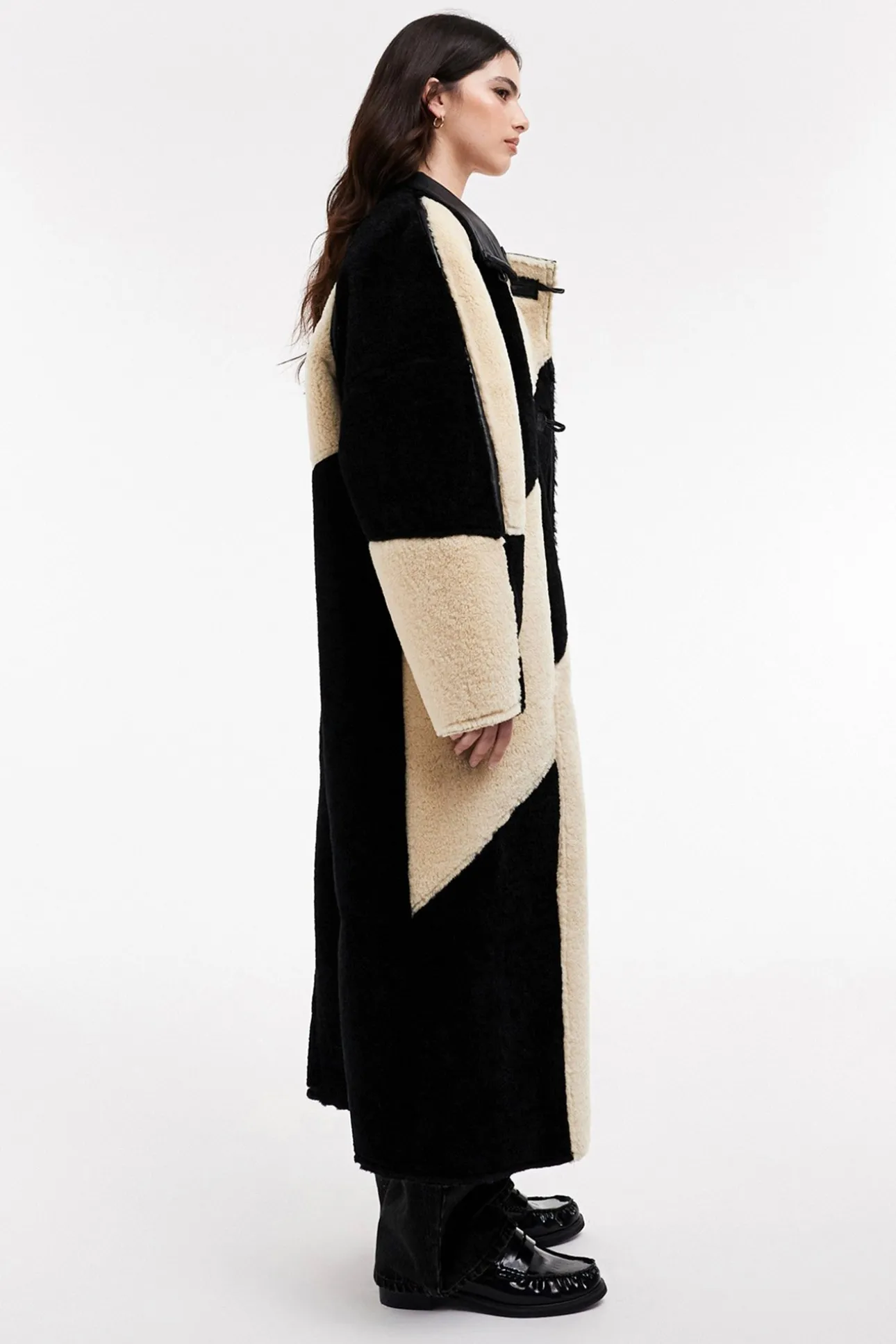 Abrigo largo bicolor combinado.