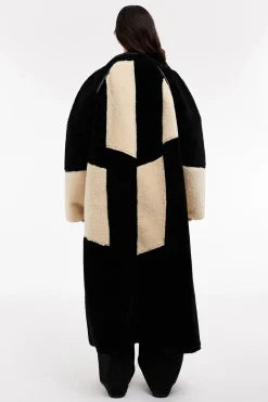 Abrigo largo bicolor combinado.