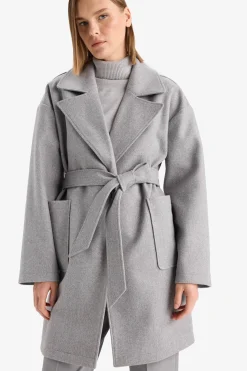 Abrigo largo con cintur&oacute;n