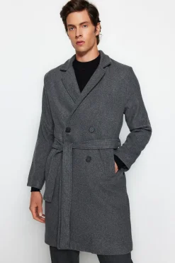 Abrigo largo con detalle de cinturón