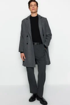 Abrigo largo con detalle de cintur&oacute;n