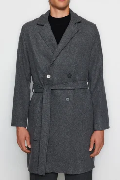 Abrigo largo con detalle de cintur&oacute;n