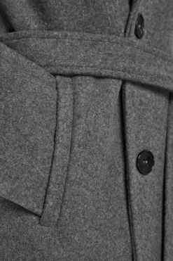 Abrigo largo con detalle de cintur&oacute;n