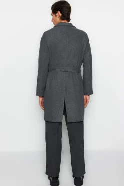 Abrigo largo con detalle de cintur&oacute;n