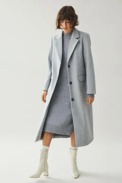 Abrigo largo de pa&ntilde;o con solapas