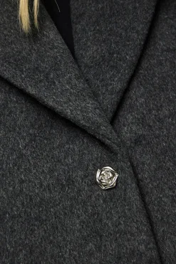 Abrigo pa&ntilde;o corto bot&oacute;n flor