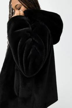 Abrigo Relaxed de Pelo Sint&eacute;tico