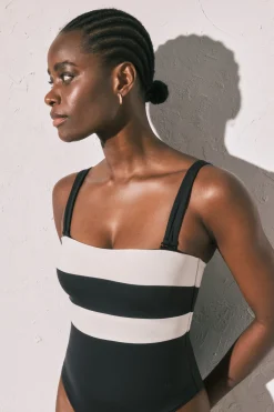 Ba&ntilde;ador bandeau moldeador color block B&W