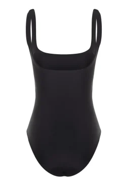 Ba&ntilde;ador cl&aacute;sico escote recto