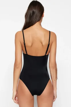 Ba&ntilde;ador cl&aacute;sico escote en V