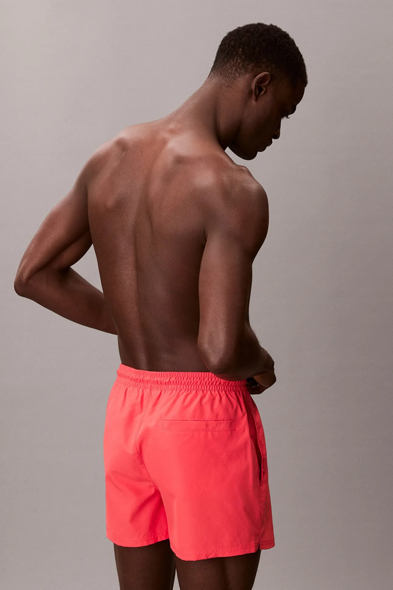 Ba&ntilde;ador corto cord&oacute;n logo