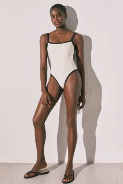 Ba&ntilde;ador escote recto blanco semi brillante