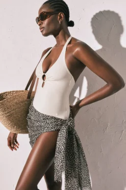 Ba&ntilde;ador moldeador escote profundo blanco