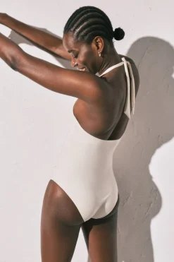 Ba&ntilde;ador moldeador escote profundo blanco