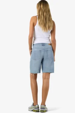 Bermuda vaquera con detalle de rotos
