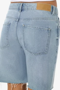 Bermuda vaquera con detalle de rotos