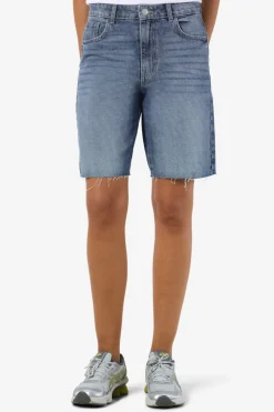 Bermuda vaquera con detalle de rotos