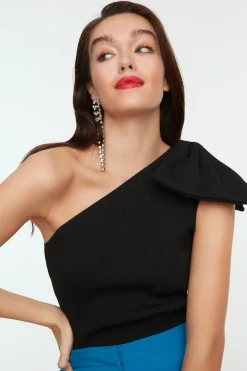 Blusa con lazo y una sola manga