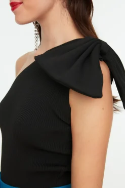 Blusa con lazo y una sola manga