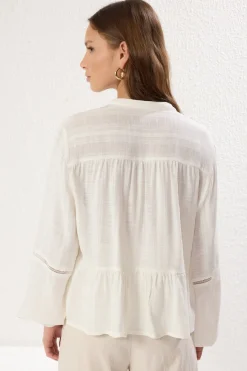 Blusa flu&iacute;da botones