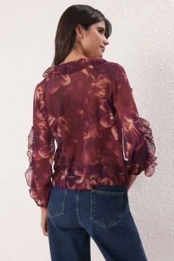 Blusa flu&iacute;da volantes