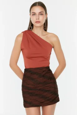 Body ajustado asim&eacute;trico