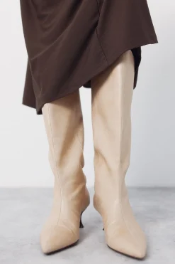 Bota tac&oacute;n kitten efecto coco