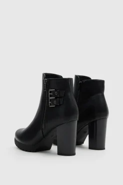 Botines altos con hebillas