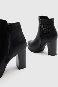 Botines altos con hebillas