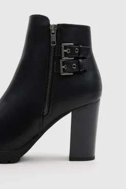 Botines altos con hebillas