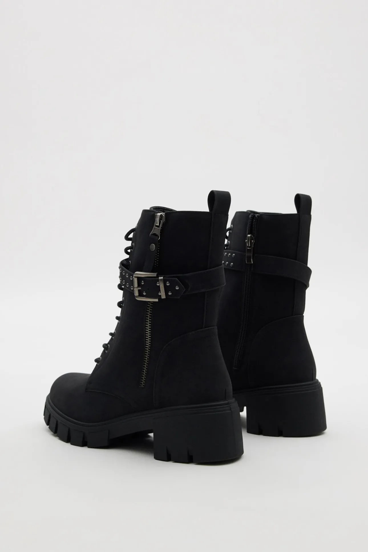 Botines con cordones y cremallera