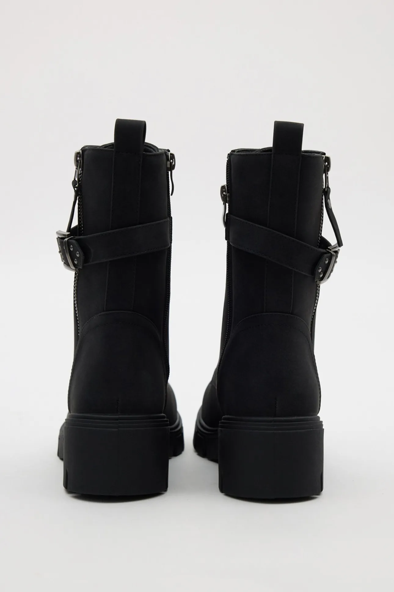 Botines con cordones y cremallera