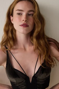 Bustier corto de terciopelo y tul negro