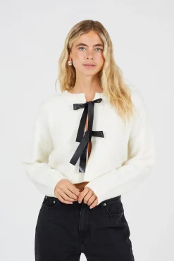 C&aacute;rdigan de punto con lazos