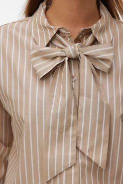 Camisa detalle lazada en el cuello