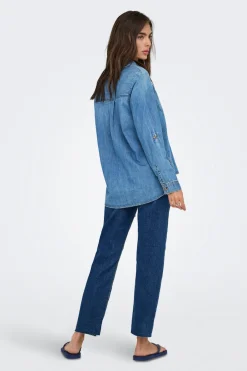 Camisa vaquera bolsillos frontales