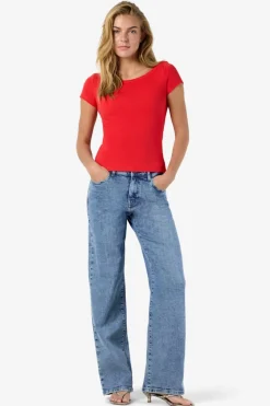 Camiseta de manga corta con cuello barco