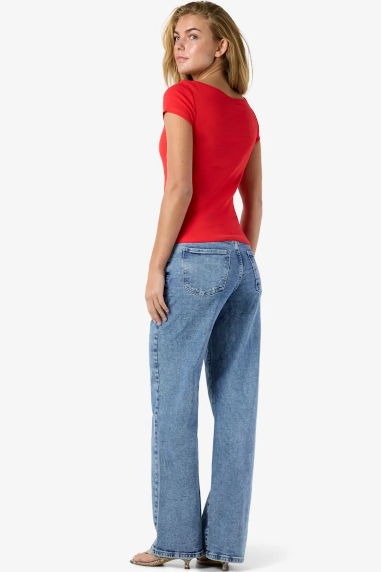 Camiseta de manga corta con cuello barco