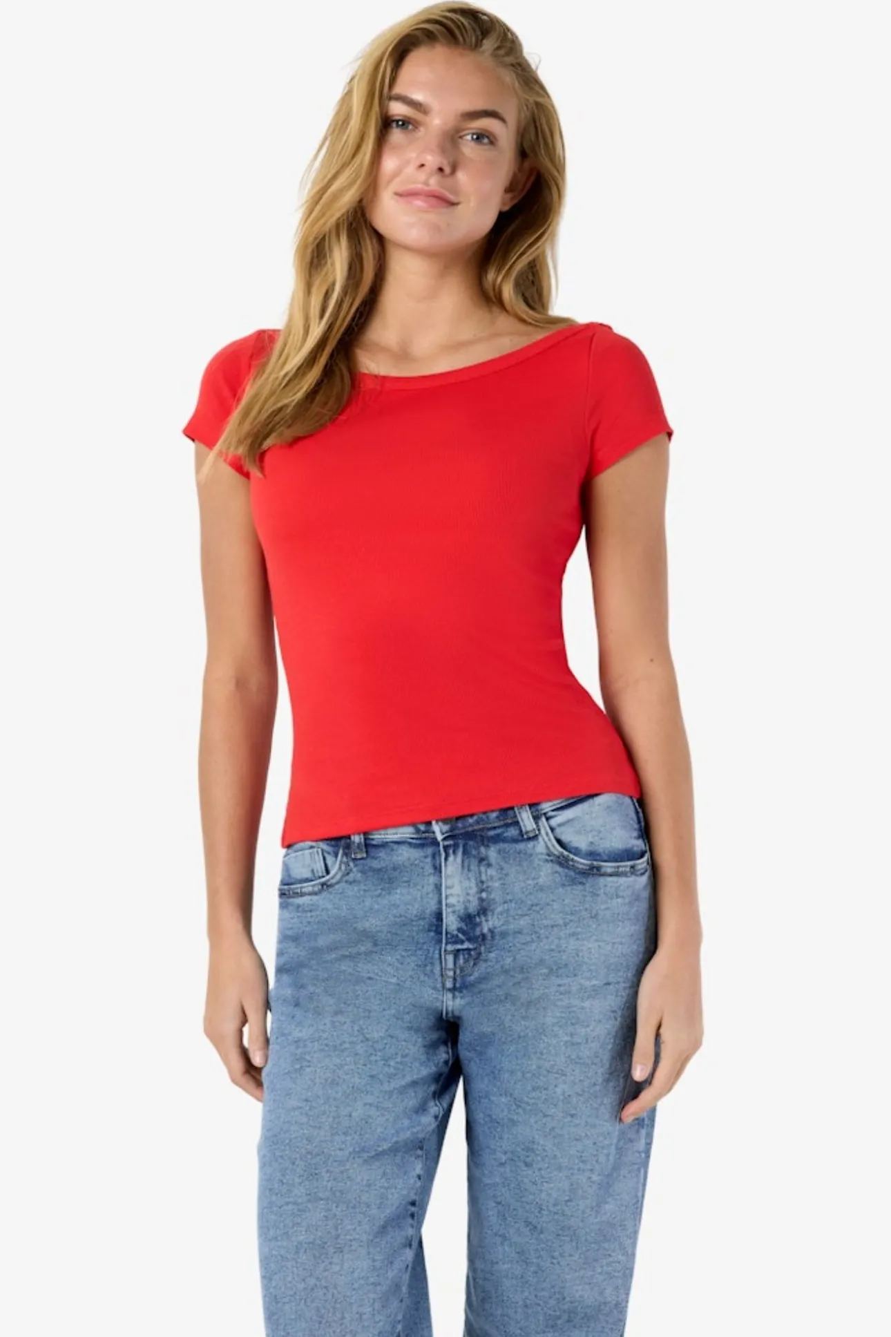 Camiseta de manga corta con cuello barco